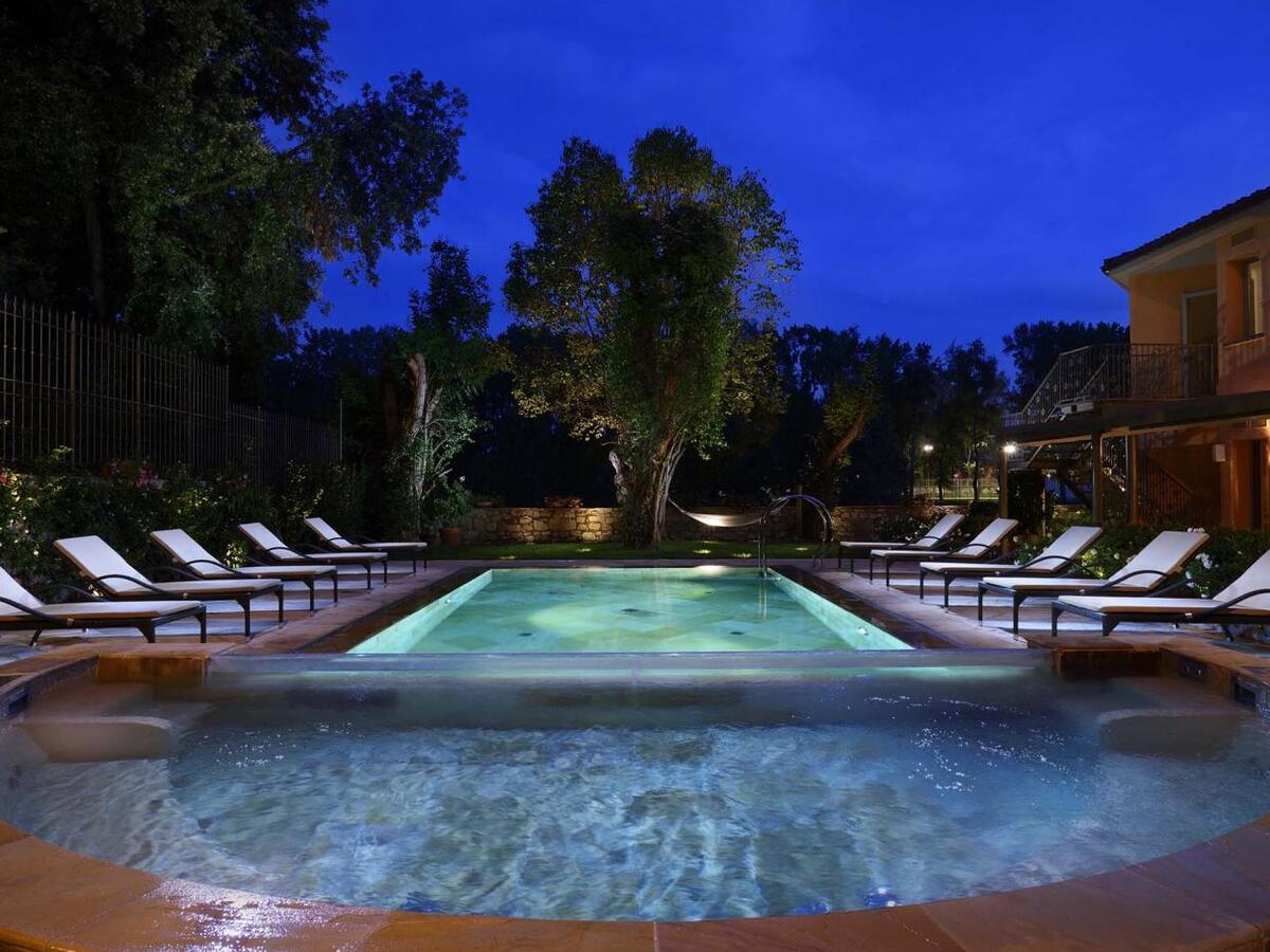 piscina vista notturna