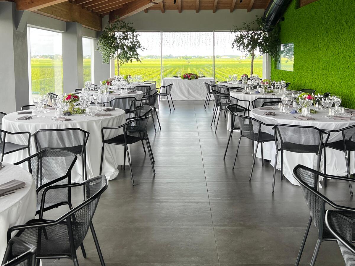 Sala allestita per la cena