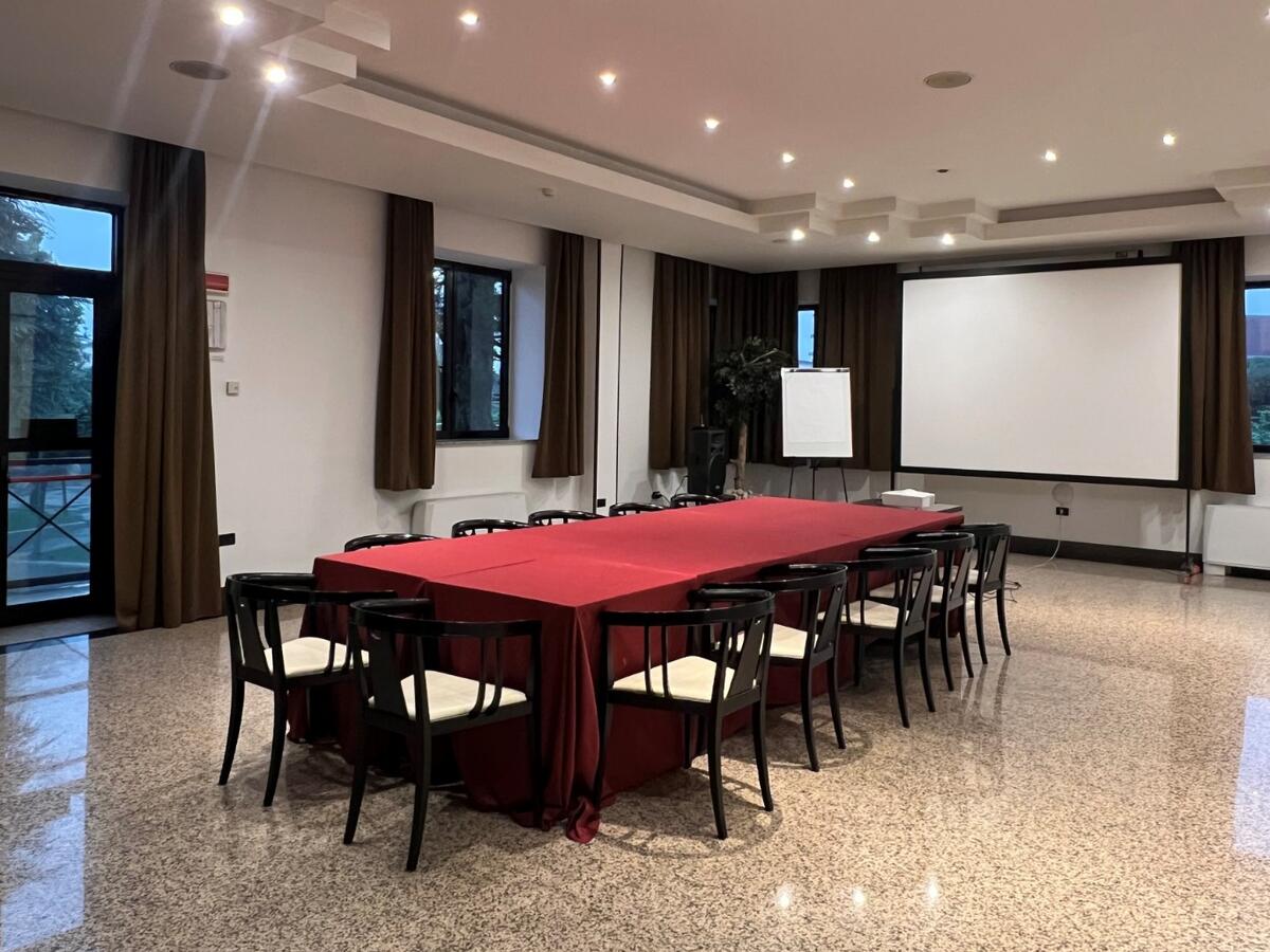 Sala Magenta tavolo unico - immagine 1